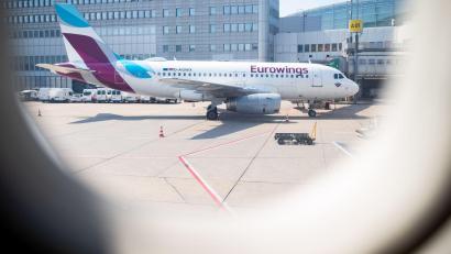 Bild: Marcel Kusch/dpa
Eine Maschine von Eurowings auf dem Flughafen Düsseldorf: Am Donnerstag wollen Piloten der Airline streiken.