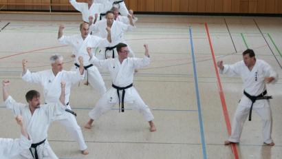 Bild: dob
Josef Pflaum (Vierter von links) und Josef Reichenberger (Fünfter von links) sind eine große Nummer in der Karate-Abteilung des Turnvereins Vohenstrauß. Jetzt haben sie wieder eine höhere Dan-Graduierung erreicht.