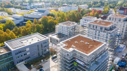 Bild: Müller, Peter
Bald fertig: Ein Blick über das wachsende Quartier "Neue Naabwiesen". Im Vordergrund das Gebäude West3. Im Hintergrund die Max-Reger-Halle wo am Wochenende die Immobilienmesse stattfindet.