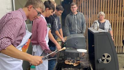 Bild: wrm
Eine Klasse übernahm die Schicht hinter dem Grill.