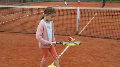 Bild: hae
Scheinbar keine besondere Schwierigkeit für Hanna. Doch das Jonglieren des Tennisballes mit dem Schläger fordert beim Slalomlauf zwischen den Hütchen Koordinationsvermögen und Konzentration.