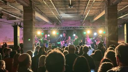 Bild: Stefan Wächter/exb
Die zehnköpfige Band Intermezzo begeistert das Publikum im Kirwastodl der Burg Dagestein.