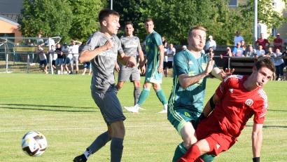 Bild: gb
Tim Lauterbach (rechts) in Aktion. Der Mitterteicher Keeper wurde für den Bayern-Treffer im Monat September nominiert.