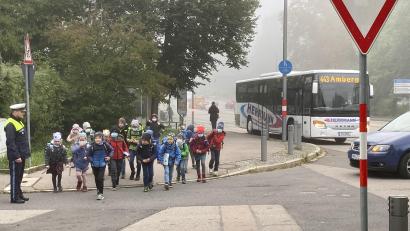 Bild: Polizeiinspektion Amberg
Auf die Plätze, fertig, los. Damit nichts passiert, achten Beamte der Polizei darauf, dass die Abc-Schützen und ihre älteren Schulkameraden sicher über die Kreuzung kommen.