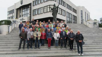 Bild: Siedlergemeinschaft Wiesau/exb
Das Bild zeigt die Reisegruppe vor dem slowakischen Parlament in Bratislava.