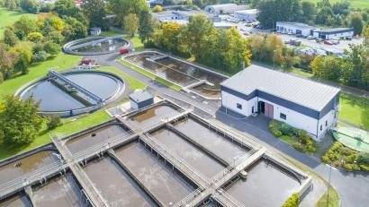 Bild: Thilo Hierstetter
Die beiden neuen Blockheizkraftwerke sind auf dem Gelände der Sulzbach-Rosenberger Kläranlage im Gebäude rechts untergebracht.