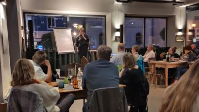 Repro: dob
Mehr als 25 Interessierte waren ins Restaurant „Friedrich“ gekommen, um Nora Kellner bei der "Langen Nacht der Demokratie" in einer Vorab-Lesung zu ihrem Buch zu erleben.