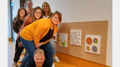 Bild: Katja Ach/exb
Der Elternbeirat hat bei mehreren Aktionen Spenden für die Johanniter-Kinderkrippe „Ulrichshof“ gesammelt. Für das Geld sind Spieltafeln als Wandelemente angeschafft worden-