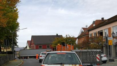 Bild: gz
Die abbiegenden Lkw verursachen am Marktplatz in Eslarn einen Stau.