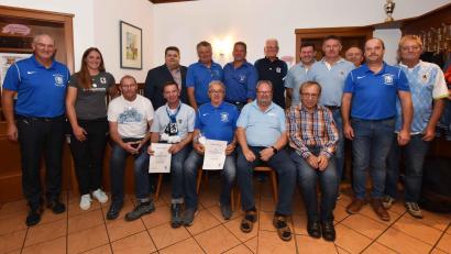 Bild: no
Geehrte Gründungsmitglieder und Mitglieder mit 40-jährige Mitgliedschaft, gemeinsam mit dem 1.Vorstand Robert Meyer (links), Vroni Seemann von der Fußballabteilung des TSV 1860 München und Bürgermeister Dieter Dehling