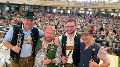 Bild: Mario Wimmer
Das Klarinetten-Register der Kapelle Josef Menzl auf der Wiesn. Links Josef Menzl, gleich daneben Jörg Kleidl.