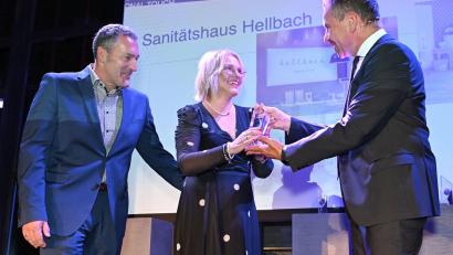 Bild: Harry Soremski
Rundfunkmoderator Roman Roell (rechts) übergab den Leonardo-Award an Matthias und Susanne Hahn.