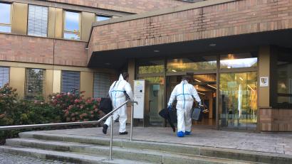 Bild: ihl
Im Landratsamt in Schwandorf legte ein unbekannter Täter nach einem Einbruch einen Brand. Brandermittler der Kripo Amberg nehmen am Mittwochmorgen ihre Arbeit auf.
