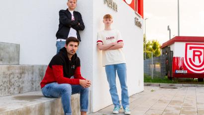 Bild: Fabian Rossmann
Das eSports-Team des SSV Jahn Regensburg: Johannes Empl (vorne), Leon Kipry (hinten, links) und Thomas Ostermaier..