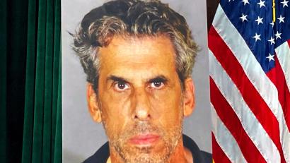 Bild: Christopher Weber/AP/dpa
Ein Foto des Fernsehproduzenten Eric Weinberg wird vor der Pressekonferenz gezeigt, auf der Anklagen wegen Vergewaltigung und anderen sexuellen Übergriffen bekannt gegeben werden.