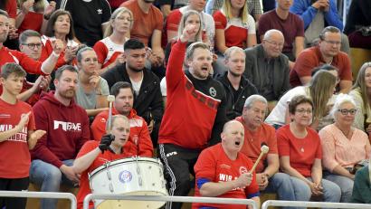 Archivbild: Hubert Ziegler
Die Fans des HC Sulzbach in Rot und in einer Formation wie eine Wand. Das hilft bei den Heimspielen.
