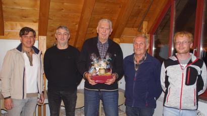 Bild: mmj
Bürgermeister Gerald Reiter (links), sein Stellvertreter Tobias Eckl (rechts), mit Karl Weidner (Mitte), Michael Riedl (Zweiter von links) und Xaver Fleisser.