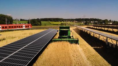 Bild: Doppelernte/exb
Bei der Agri-PV-Anlage würde der Abstand der Modulreihen elf Meter, die bewirtschaftete Breite neun Meter betragen. Das Ziel ist eine Doppelnutzung der landwirtschaftliche Flächen.