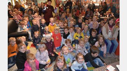 Bild: jr
Mehr als 80 Kinder wollten bei der Kasperltheater-Aufführung von Marie Luise Kaiser (hinten, Mitte) in der Stadtbücherei Mitterteich dabei sein.