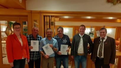 Bild: Bauunternehmen Gnan &amp; Köper/exb
Auf dem Bild von links nach rechts:
Sabine Falk, Uwe Rehschuh, Andreas Baltz, Hermann Schöner, Tobias Falk und Kreishandwerksmeister Hans Weber.