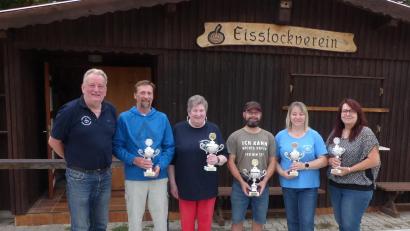 Bild: nag
Die Sieger beim Blattlschießen der Schnaittenbacher Eisstockschützen auf der Kunstbahn am Naturerlebnisbad erhalten Pokale (von links): Vorsitzender Martin Kausler, Gerd Wohlfarter, Elisabeth Menzel, Enrico Reinecke, Conny Kausler und Birgit Gevatter.