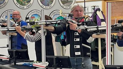 Bild: Schützenverein Mähring/exb
Die neu formierten Mähringer Auflageschützen beim Training: (von links) Initiator Werner Kraus, etwas verdeckt die ehemalige Vorsitzende Gabi Zintl, Dieter Beer und Maria Beer mit ihren Sportgeräten auf den Auflagegestellen.