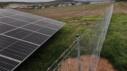 Bild: Petra Hartl
Gleich neben der Freiflächen-Photovoltaikanlage neben dem Postweiher soll auf einer Fläche von 32 Hektar ein neues Gewerbegebiet entstehen. Wer sich hier ansiedeln will, muss bis zu 60 Prozent Photovoltaik installieren.