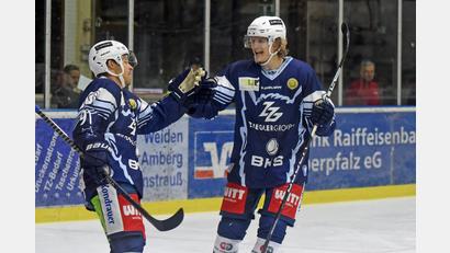 Bild: Gebert
Die Blue Devils Weiden sind mit drei Siegen in die Saison gestartet. Hier bejubeln Kapitän Dennis Thielsch (links) und Neal Samanski einen der bisher 14 Treffer. Am Freitag gastiert der Spitzenreiter der Eishockey-Oberliga Süd in Deggendorf.