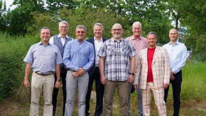 Bild: Anja Belmer/exb
Das Lions-Präsidium (von links): Andreas Herrmann (Activity-Beauftragter und Vorsitzender Hilfswerk), Prof. Dr. Ing. Hans Bäumler (Finanzen), Martin Belmer (Clubmaster), Dr. Markus Kühne (Sekretär), Prof. Dr. Andreas Aßmuth (Präsident), Klaus-Peter Kohl (Past-Präsident), Prof. Karlheinz Müller (Öffentlichkeitsarbeit) und Tobias Kinzler (2. Vize-Präsident), es fehlt Armin Müller (1. Vize-Präsident).