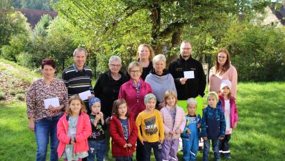 Bild: bjo
Der Katholische Frauenbund Schmidmühlen überreicht Spenden (hinten, von links): Birgit Wartha, Pfarrer Werner Sulzer, Anna Probst, Rosi Obermeier, Monika Ehrnsberger, Elfriede Mehringer, Max Heimler und Anna-Lena Ries.