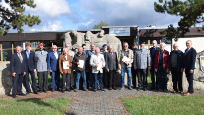 Bild: bö
Die Reservistenkameradschaft Amberg feierte in der Schweppermannkaserne ihr 60-jähriges Bestehen (von links): Kreis-Ehrenvorsitzender Werner Gebhard, Stellvertretender Landrat Michael Rischke, Hausherr und Oberstleutnant Marco Pilhofer sowie Ehrenvorsitzender Werner Koller zusammen mit den geehrten Mitgliedern. Rechts Kreisvorsitzender Oberst d..R. Bertram Gebhard.