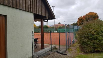 Bild: gi
Im Tennisheim des TC Moosbach sollen die sanitären Anlagen saniert werden. Auch die Grenzbepflanzung am hinteren Ende der Plätze war Thema bei der Jahresversammlung.