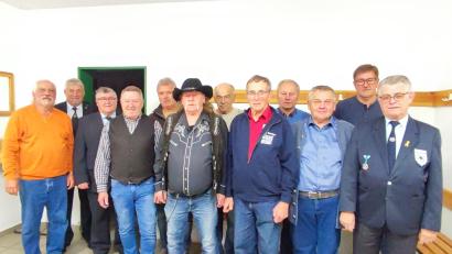 Bild: hme
Die geehrten Mitglieder mit stellvertretendem Vorsitzenden Hans Meierhofer (rechts), stellvertretendem BSB-Kreisvorsitzender Alfons Betzl (Zweiter von links), BSB-Kreisvorsitzendem Heinrich Scheidler (Dritter von links) und Drittem Bürgermeister Johann Kick (Dritter von rechts)