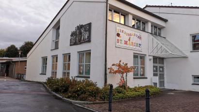 Bild: Portner
Der kirchliche Kindergarten „St. Marien“ in Oberviechtach wartet auf eine Generalsanierung. Die Krippe (Holzbau im Hintergrund) ist davon nicht betroffen.
