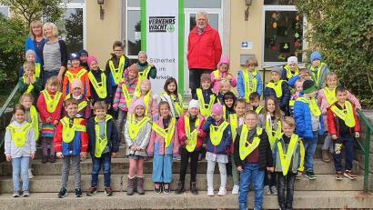 Bild: u
Die Kreisverkehrswacht Amberg-Sulzbach stattet die 52 Abc-Schützen der Hirschauer Grundschule mit gelb reflektierenden Sicherheitsüberwürfen aus, damit sie auch bei Dunkelheit sicher zur Schule und wieder nach Hause kommen. Mit dabei die Klassenleiterinnen Maria Lösch-Ringer und Hildegard Feyrer (hinten, von links) sowie Verkehrswacht-Vorsitzender Hubert Ritz (hinten rechts).