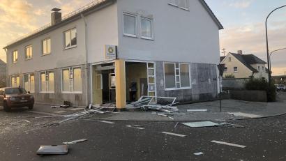 Bild: wro
Unbekannte haben in der Nacht zum Donnerstag gegen 2.30 Uhr den Geldautomaten der Commerzbank in Wiesau (Ecke Hauptstraße/Egerstraße) gesprengt.