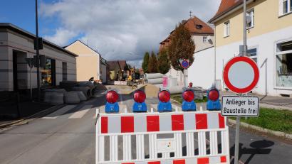 Bild: Stefanie Gradl
In der Bahnhofstraße in Vilseck laufen die Bauarbeiten auf Hochtouren.