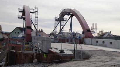 Bild: sir
Die Bögen der neuen Regenbrücke in Nittenau werden nach und nach montiert.