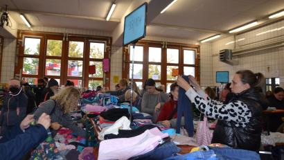 Bild: gi
Das junge Team der Feuerwehrfrauen mit seinen zahlreichen Helfern hatte sich viel Mühe gemacht, den Basar zu organisieren.