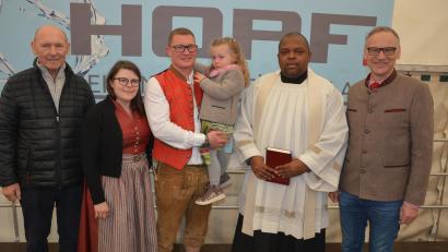 Bild: jr
Den kirchlichen Segen erhielt die Betriebserweiterung der Firma Hopf Haustechnik in Hatzenreuth. Am Sonntagnachmittag mit dabei waren (von links) Zweiter Bürgermeister Karlheinz Hoyer, die Betriebsinhaber Julia und Martin Schneider mit Tochter Lina, Pfarrvikar Gerald Nwenyi, sowie Bürgermeister Bernd Sommer.