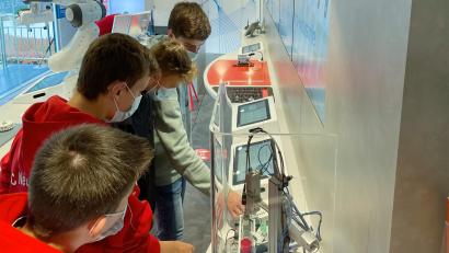 Bild: F.EE GmbH/exb
Schüler testen ein Pneumatik-Modell.