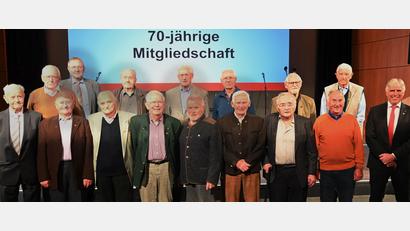 Bild: gf
Die Geehrten der IG Metall für 70 Jahre Mitgliedschaft mit Horst Ott, 1. Bevollmächtigte der IG-Metall-Verwaltungsstelle Amberg (rechts).