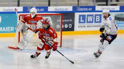 Archivbild: Reinhard Elsner/exb
Alessandro Schmidbauer (Mitte) von den Blue Devils Weiden könnte am Sonntag im Trikot des ERSC Amberg auflaufen.