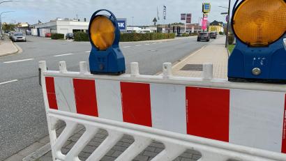 Bild: Gabi Schönberger
Die Absperrungen steht schon bereit. Am Montag und Dienstag sorgt eine Baustelle in der Unteren Bauscherstraße/Ecke Böttger Straße für Verkehrsbehinderungen.