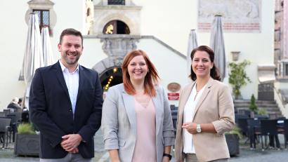 Bild: Stadtmarketing Weiden/exb
Martina Greiner (Mitte) ist die neue Innenstadtmanagerin Weidens. Mit Wirtschaftsförderer Fabian Liedl (links) und,Stadtmarketing-Geschäftsführerin Andrea Schild-Janker arbeitet sie eng zusammen.