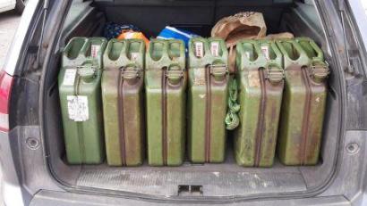 Bild: Bundespolizei
20 Liter Kraftstoff darf man mit über die Grenze nehmen. 120 Liter hatte der Mann dabei.