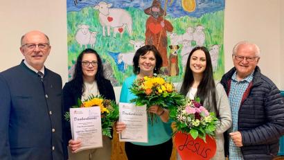 Bild: Kindergarten Teunz/exb
Pfarrer Herbert Rösl (rechts) und Kirchenpfleger Josef Saller (links) begrüßten die neue Leiterin Sabine Meindl (Zweite von rechts). Dienstjubiläum feierten Nicole Güntner (Zweite von links) und Hildegard Kühner (Mitte).