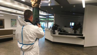 Bild: ihl
Brandermittler bei ihrer Arbeit im Landratsamt Schwandorf.