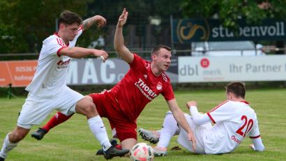 Bild: mhs
Die SpVgg Pfreimd (Maximilian Herzog in der Mitte) will gegen Spitzenreiter TSV Seebach nicht früh zu Boden gehen, sondern bis zum Schlusspfiff Paroli bieten.
