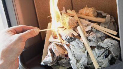 Bild: Florian Schuh/dpa
Der Ofen muss beim Anzünden der ersten Ladung Holz schnell auf hohe Temperaturen im Innenraum kommen, sonst stößt er viel Feinstaub aus.